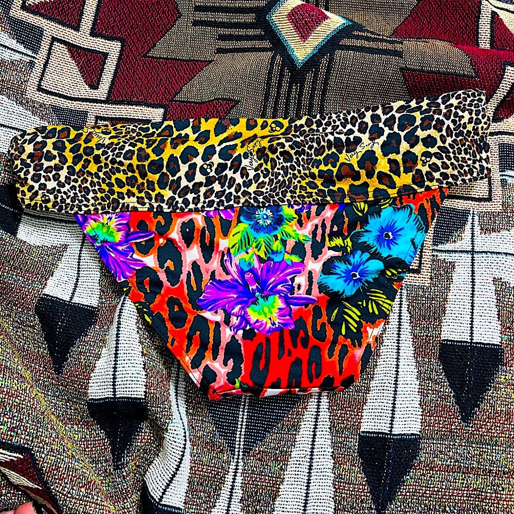 So Sexy Victoria’s Secret Bathing Suit Bottoms size Small Leopard Orchid Floral